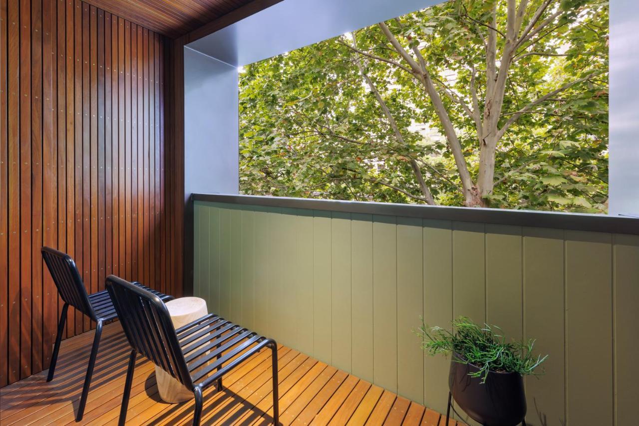 Hotel 202 Elizabeth Sydney Exterior foto A balcony with a green wall