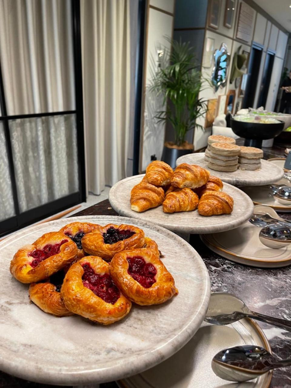 Hotel 202 Elizabeth Sydney Exterior foto Croissants and other pastries