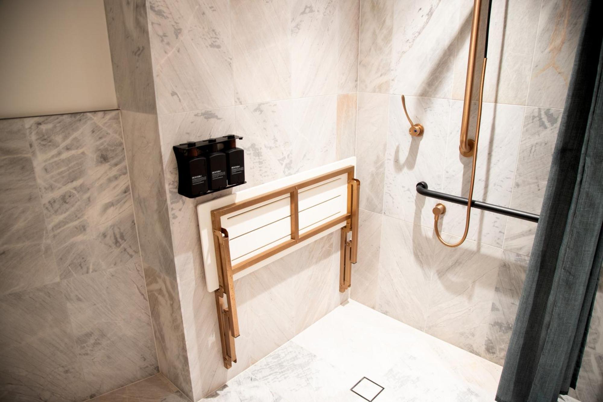Hotel 202 Elizabeth Sydney Exterior foto A shower seat