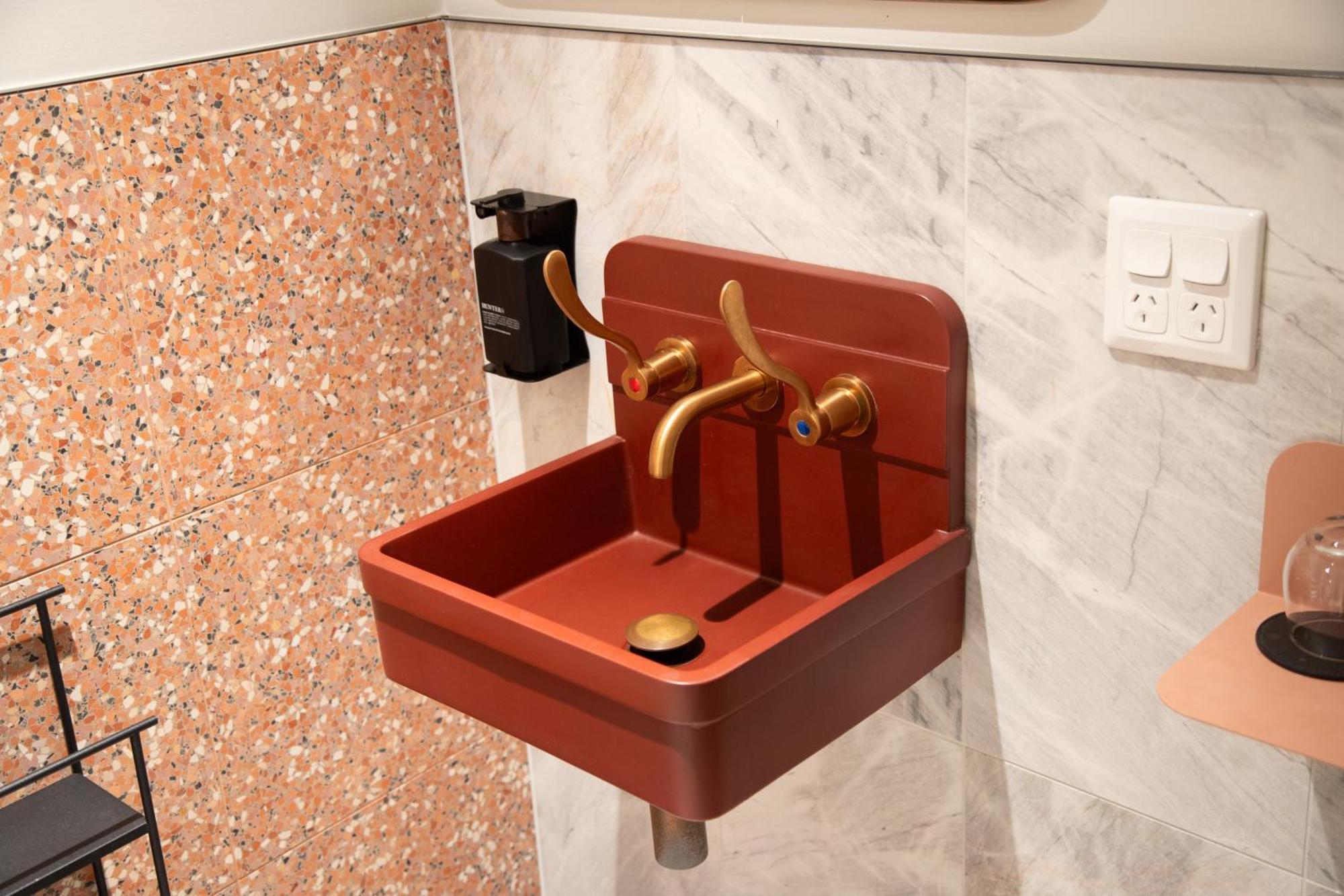 Hotel 202 Elizabeth Sydney Exterior foto A wall mounted sink